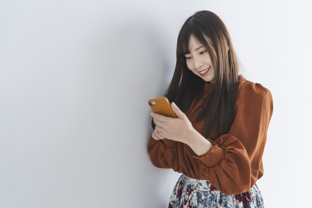 女性がスマホを見ている